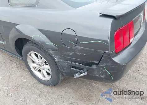 2007 Ford Mustang V6 Deluxe/V6 Premium z USA, uszkodzony, nr VIN 1ZVHT80N375239234